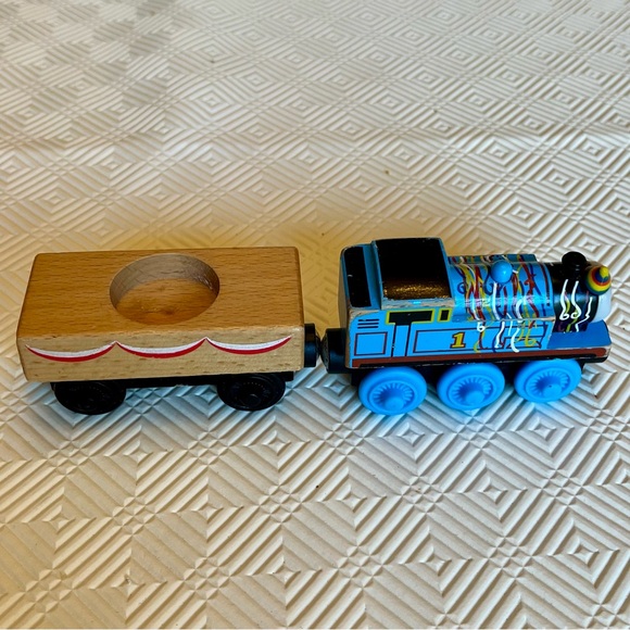 2012 Thomas & Friends Wooden Railway Train Happy Birthday Thomas W/Cargo No Cake - Picture 2 of 7